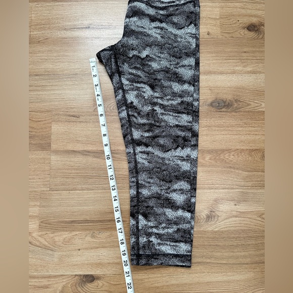 Lululemon Wunder Under Crop Pants Size 8 - Picture 4 of 5